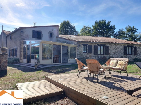 Vente Maison 209 m² à Saint-Étienne-du-Bois 399 000 €