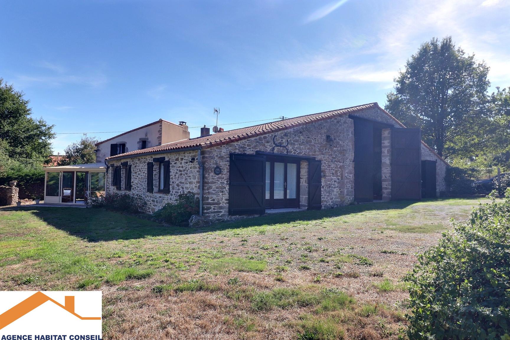Vente Maison 209 m² à Saint-Étienne-du-Bois 399 000 €