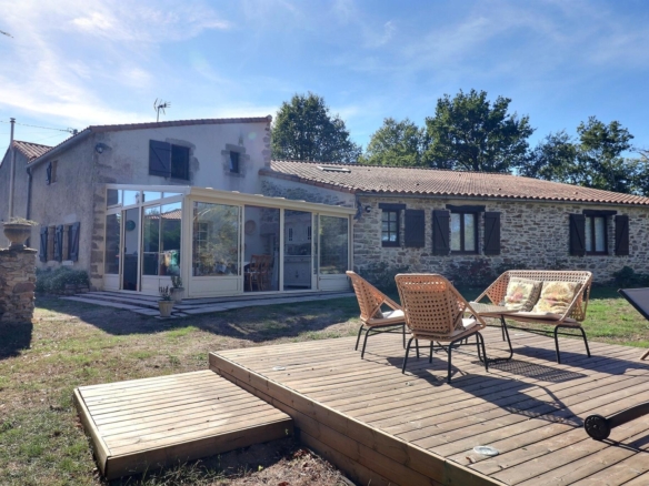 Vente Maison 209 m² à Saint-Étienne-du-Bois 399 000 €