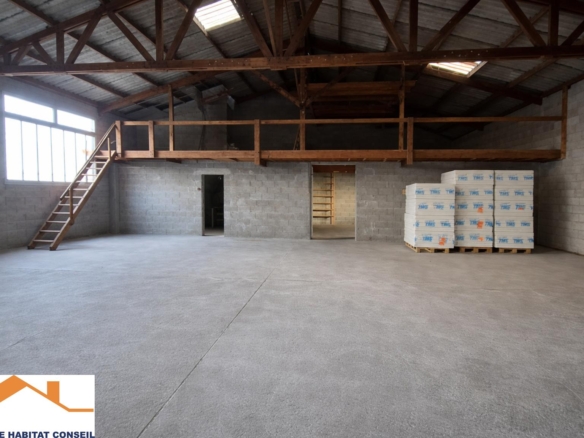 Location Commerce divers 200 m² à Les Lucs-sur-Boulogne 950 € CC /mois