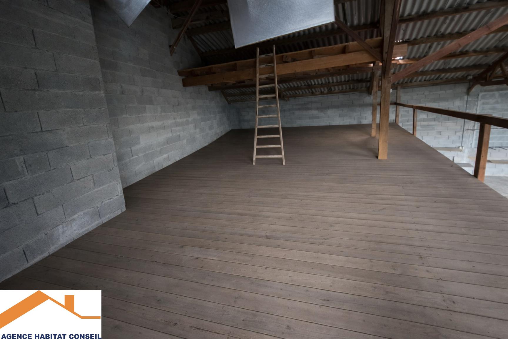 Location Commerce divers 200 m² à Les Lucs-sur-Boulogne 950 € CC /mois